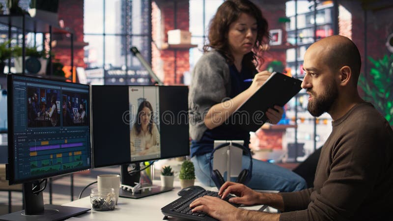 Het postproductieteam van experts gebruikt software en AI om content te creëren stock afbeeldingen