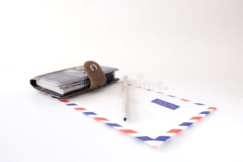 Het potlood van de notitieboekjeenvelop op een witte achtergrond royalty-vrije stock foto Het potlood van de notitieboekjeenvelop op een witte achtergrond royalty-vrije stock foto