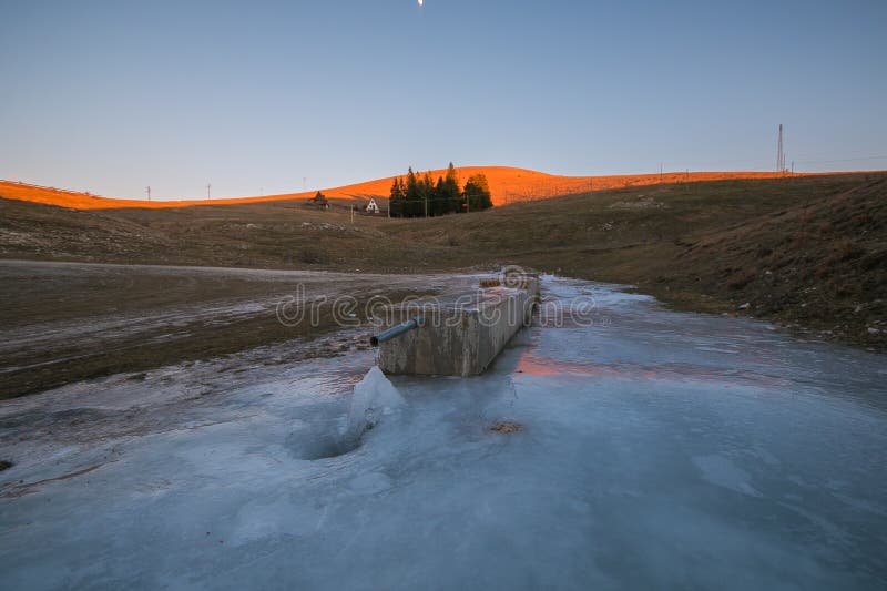 Het prachtige en romantische winterberglandschap tijdens de koude zonsondergang royalty-vrije stock afbeelding Het prachtige en romantische winterberglandschap tijdens de koude zonsondergang royalty-vrije stock afbeelding