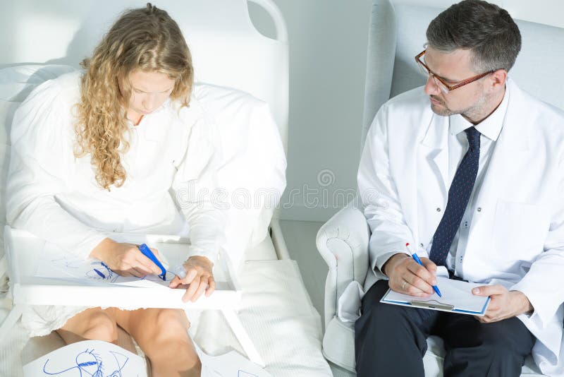 Het proberen van nieuwe therapie stock fotografie Het proberen van nieuwe therapie stock fotografie