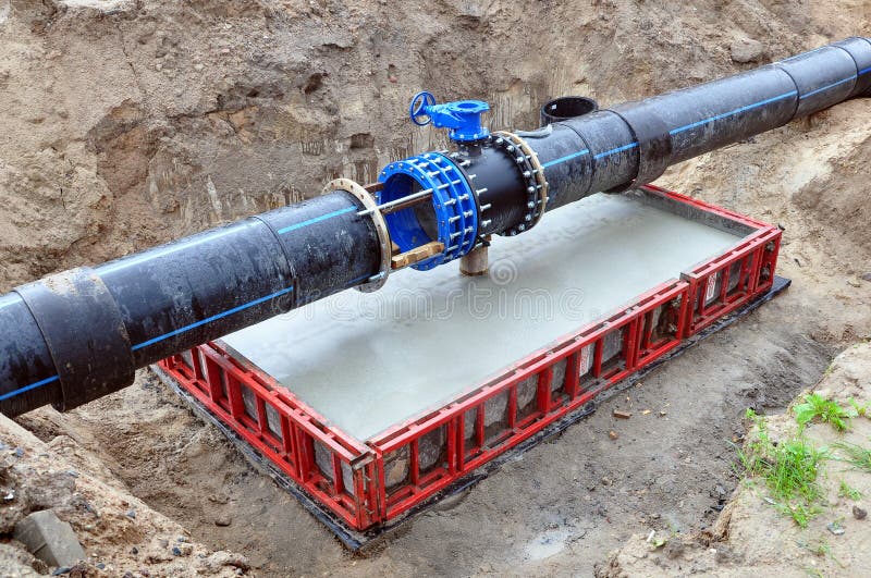 Het proces van installatie van het distributieeenheid het verwarmen netwerk stock foto Het proces van installatie van het distributieeenheid het verwarmen netwerk stock foto
