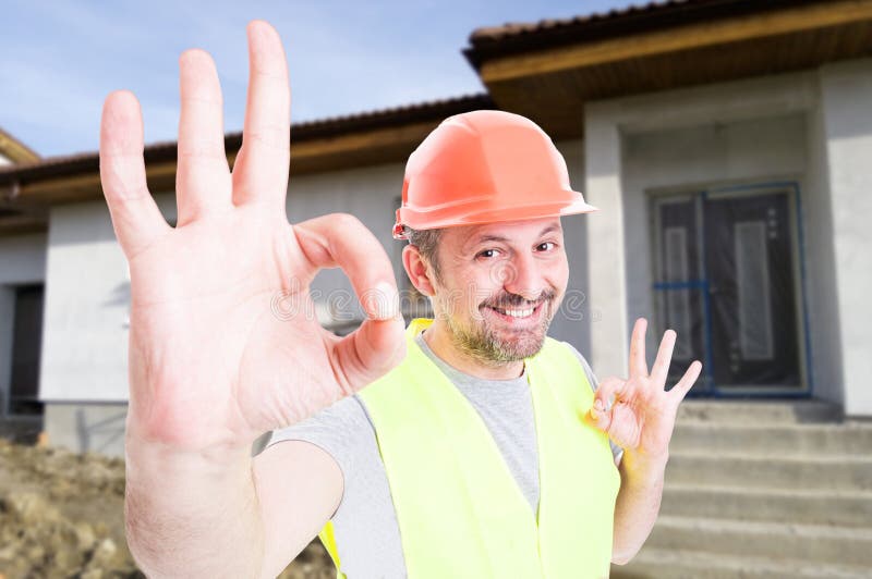 Het professionele concept van de bouwdiensten met vrolijke bouwer stock fotografie Het professionele concept van de bouwdiensten met vrolijke bouwer stock fotografie