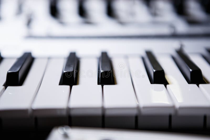 Het professionele toetsenbord van Midi voor elektronische muziekcomponist royalty-vrije stock fotografie Het professionele toetsenbord van Midi voor elektronische muziekcomponist royalty-vrije stock fotografie