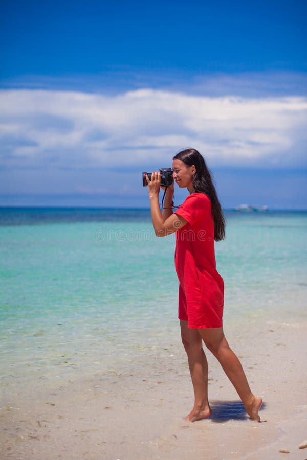 Het profiel van jonge mooie vrouw iphotographed stock afbeeldingen Het profiel van jonge mooie vrouw iphotographed stock afbeeldingen