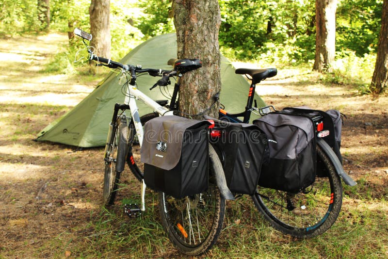 Het reizen door fiets en het kamperen in pijnboombos royalty-vrije stock afbeelding Het reizen door fiets en het kamperen in pijnboombos royalty-vrije stock afbeelding