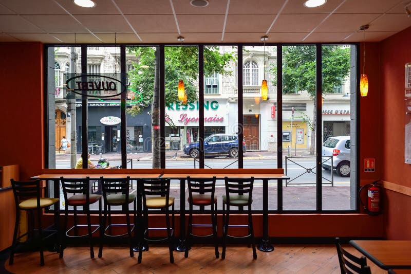 Het restaurantbinnenland van het metro snelle voedsel stock afbeelding Het restaurantbinnenland van het metro snelle voedsel stock afbeelding