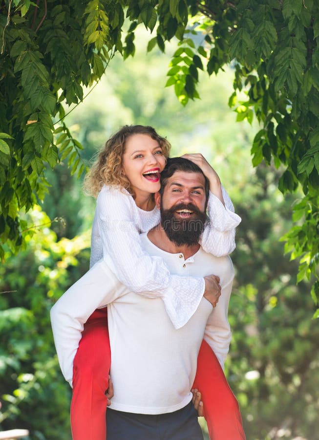 Het Retro uitstekende paar romancing Romantisch ogenblik Het maken van tot liefde aan jonge minnaar Knappe jonge mens die zijn mo stock fotografie Het Retro uitstekende paar romancing Romantisch ogenblik Het maken van tot liefde aan jonge minnaar Knappe jonge mens die zijn mo stock fotografie