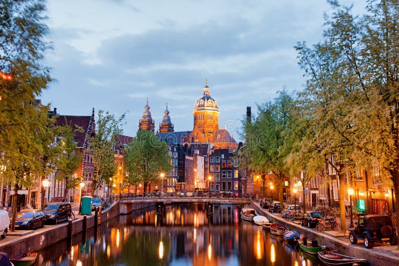 Het Rode lichtdistrict van Amsterdam in de Avond