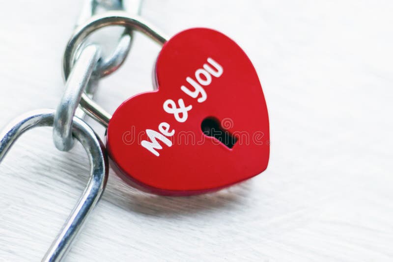 Het rode slot in de vorm van hart op een ijzerketting met een inschrijving, me en u Het concept liefde en huwelijk romanticism stock afbeelding Het rode slot in de vorm van hart op een ijzerketting met een inschrijving, me en u Het concept liefde en huwelijk romanticism stock afbeelding