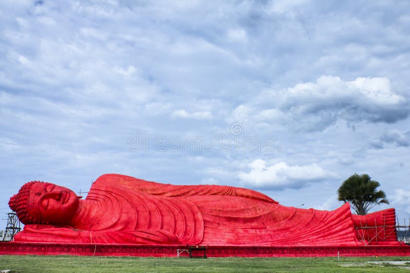 Het rode standbeeld van Boedha in Songkhla, Thailand
