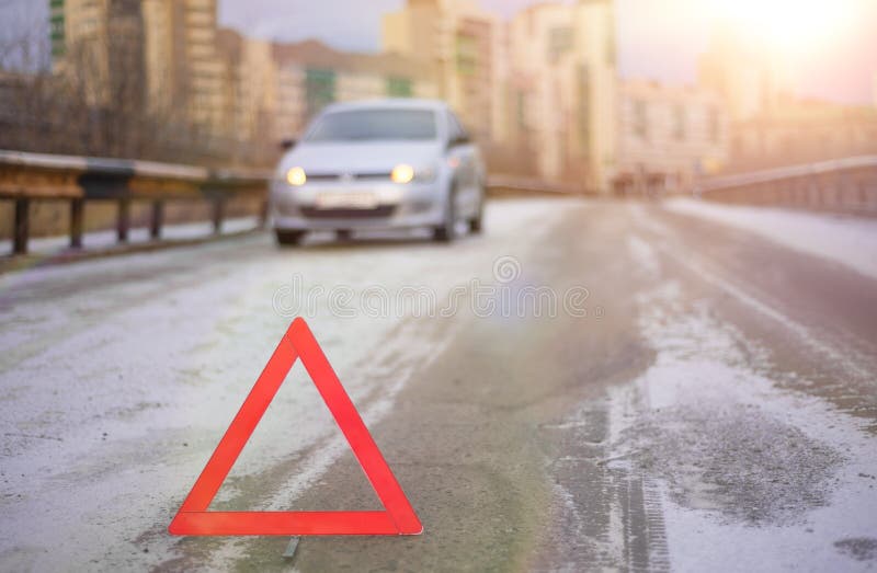 Het rode teken van het noodsituatieeinde en gebroken zilveren auto royalty-vrije stock afbeelding Het rode teken van het noodsituatieeinde en gebroken zilveren auto royalty-vrije stock afbeelding