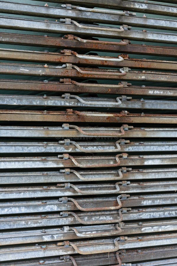 Het roestige ijzermetaal plateert vooraanzicht met handvat royalty-vrije stock afbeeldingen Het roestige ijzermetaal plateert vooraanzicht met handvat royalty-vrije stock afbeeldingen