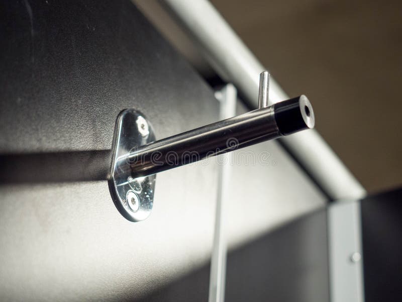 Het roestvrije hangen in toilet stock afbeelding Het roestvrije hangen in toilet stock afbeelding