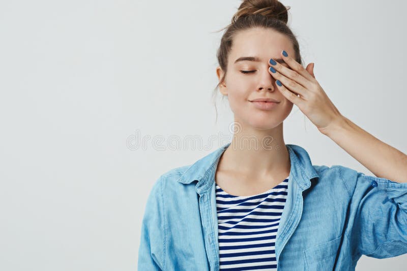 Het romantische de kunstenaarshaar gekamde hairbun dichte ogen van de attracitve25s Europese vrouw dromerige glimlachen, palm ged stock foto Het romantische de kunstenaarshaar gekamde hairbun dichte ogen van de attracitve25s Europese vrouw dromerige glimlachen, palm ged stock foto