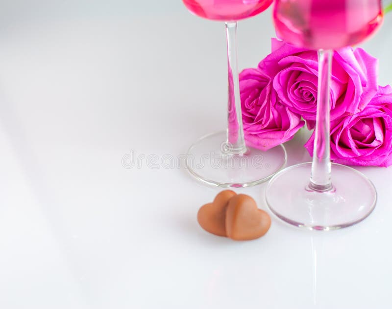 Het romantische landschap met chocoladeharten, nam bloemen en gla twee toe stock afbeelding Het romantische landschap met chocoladeharten, nam bloemen en gla twee toe stock afbeelding