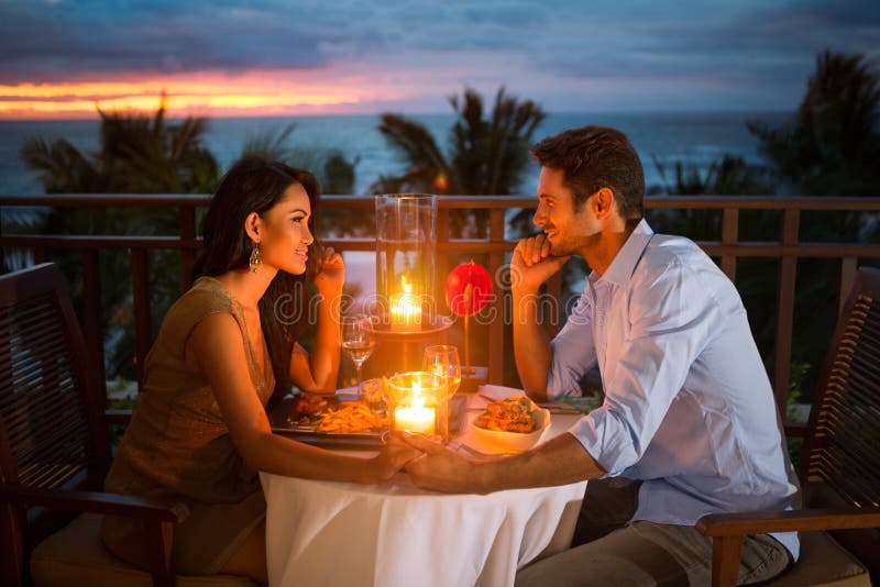 Het romantische paar heeft diner openlucht