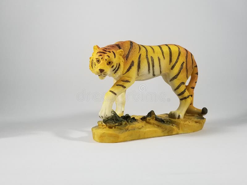 Het rondsnuffelen van Tiger Figurine royalty-vrije stock foto Het rondsnuffelen van Tiger Figurine royalty-vrije stock foto