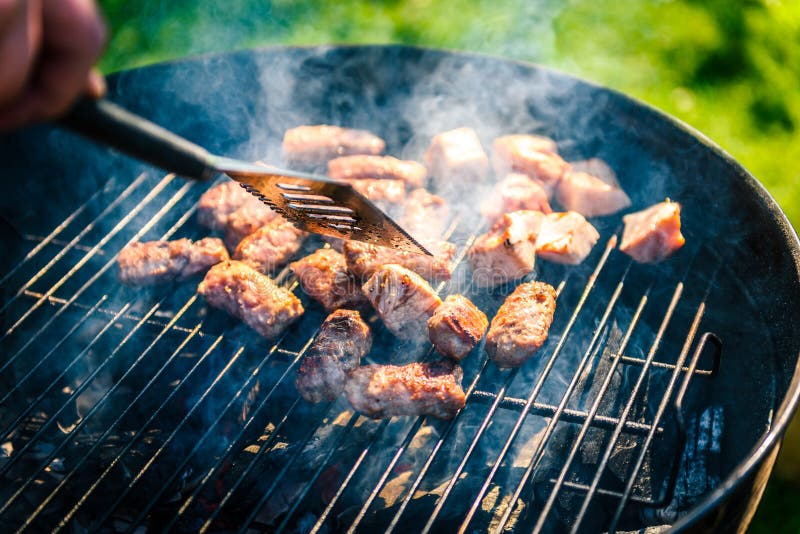 Het roosteren van heerlijke verscheidenheid van vlees bij de grill van de barbecuehoutskool royalty-vrije stock foto Het roosteren van heerlijke verscheidenheid van vlees bij de grill van de barbecuehoutskool royalty-vrije stock foto