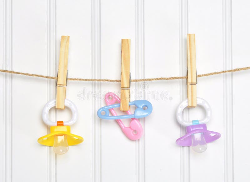 Het Roze van Binky van de Fopspeen van de baby op een Drooglijn stock fotografie Het Roze van Binky van de Fopspeen van de baby op een Drooglijn stock fotografie