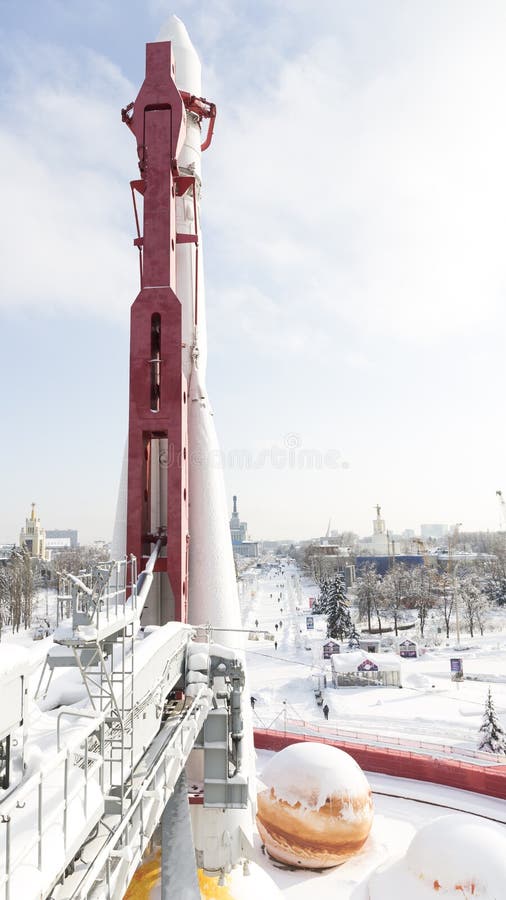 Het ruimteraketoosten in de winter in Moskou, Rusland royalty-vrije stock fotografie Het ruimteraketoosten in de winter in Moskou, Rusland royalty-vrije stock fotografie