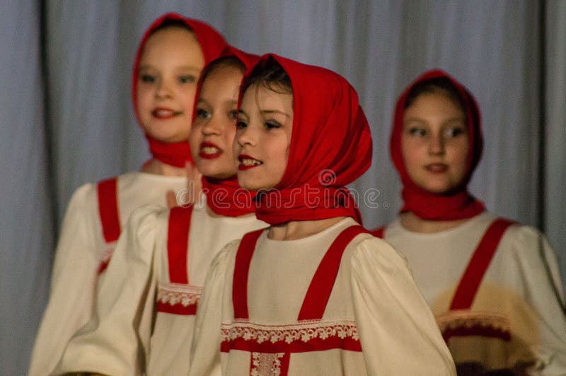 Het Russische Leven van de volksdanswedstrijd in dans in de stad van Kondrovo, Kaluga-gebied in Rusland in 2016 stock foto Het Russische Leven van de volksdanswedstrijd in dans in de stad van Kondrovo, Kaluga-gebied in Rusland in 2016 stock foto