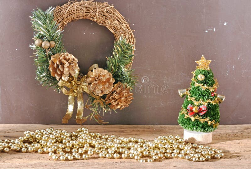 Het rustieke ornament en de decoratie van de Kerstmisboom op houten plank royalty-vrije stock foto's Het rustieke ornament en de decoratie van de Kerstmisboom op houten plank royalty-vrije stock foto's