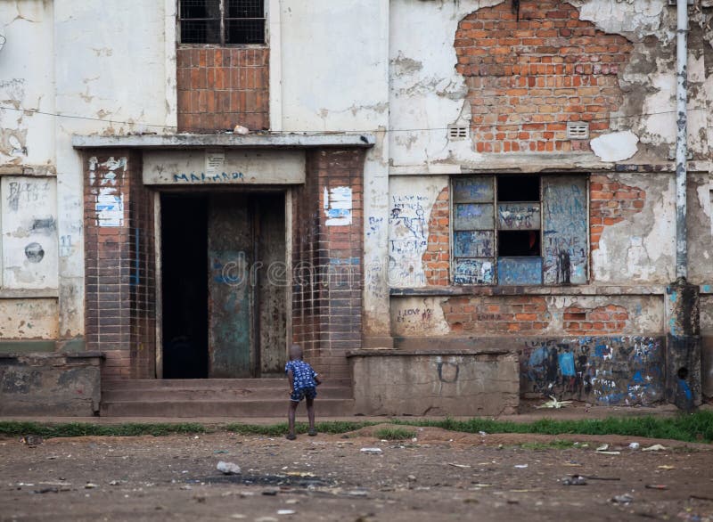 Het Ruw Leven - Jongen die in de bouw piepen Harare krottenwijk stock foto's Het Ruw Leven - Jongen die in de bouw piepen Harare krottenwijk stock foto's