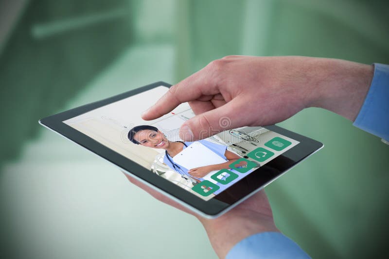 Het samengestelde beeld van croped handen van zakenman gebruikend digitale tablet stock afbeelding Het samengestelde beeld van croped handen van zakenman gebruikend digitale tablet stock afbeelding