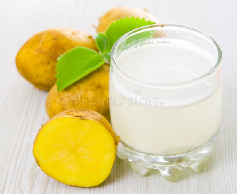 Het sap van de aardappel royalty-vrije stock afbeeldingen Het sap van de aardappel royalty-vrije stock afbeeldingen