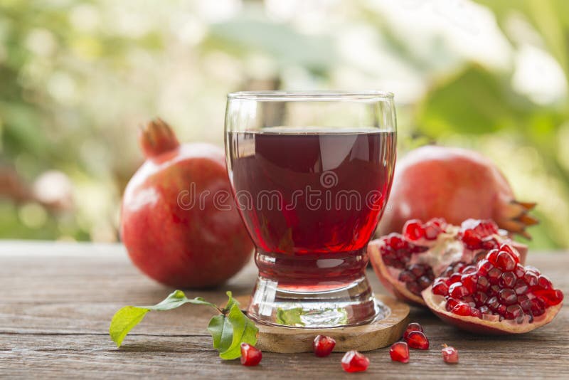 Het sap van de granaatappel stock fotografie Het sap van de granaatappel stock fotografie