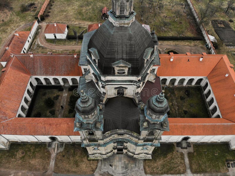 Het satellietbeeld van het Pazaislisklooster in Kaunas, Litouwen royalty-vrije stock fotografie Het satellietbeeld van het Pazaislisklooster in Kaunas, Litouwen royalty-vrije stock fotografie