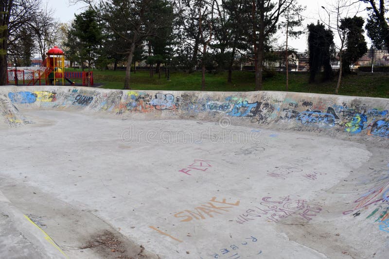 het schaatsen het ontwerpskateboard die van het vleetpark skatepark leeg beton met graffiti met een skateboard rijden stock afbeeldingen het schaatsen het ontwerpskateboard die van het vleetpark skatepark leeg beton met graffiti met een skateboard rijden stock afbeeldingen