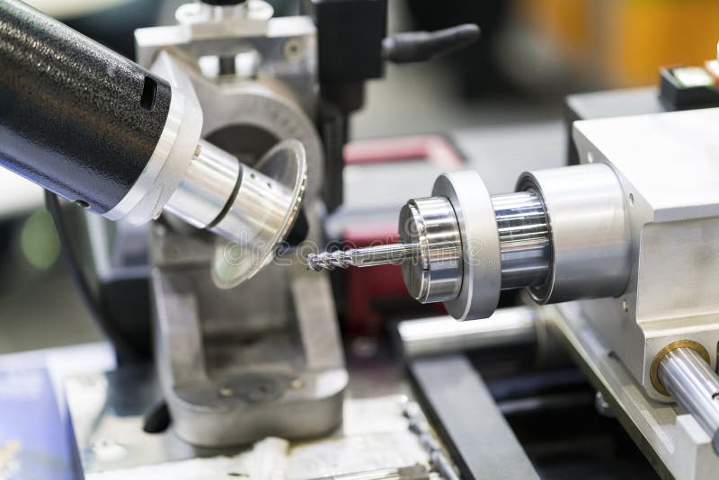Het scherpe het hulpmiddel van het hoge precisiecarbide malen door CNC automatische malende machine stock afbeeldingen Het scherpe het hulpmiddel van het hoge precisiecarbide malen door CNC automatische malende machine stock afbeeldingen