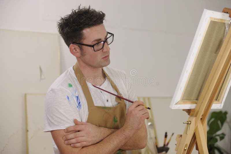Het schilderen van de kunstenaar model bij kunststudio