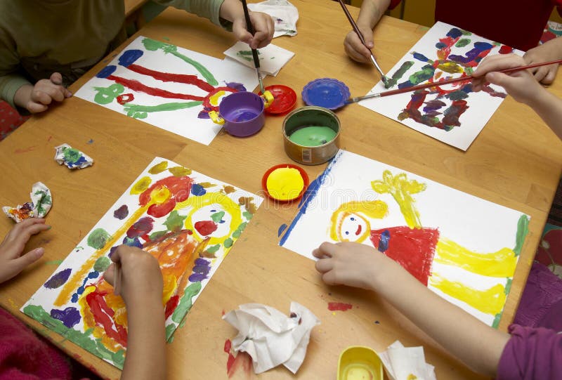Het schilderen van kinderen stock foto Het schilderen van kinderen stock foto
