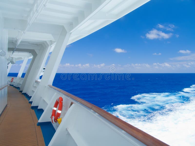 Het schip van de cruise in de Caraïbische Zee. stock foto Het schip van de cruise in de Caraïbische Zee. stock foto