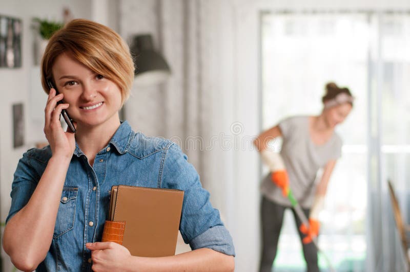 Het schoonmaken concept de schoonmakende dienst De vrouw dweilt vloer stock foto Het schoonmaken concept de schoonmakende dienst De vrouw dweilt vloer stock foto