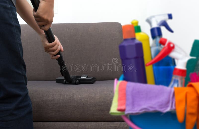 Het schoonmaken van de schoonmakende vloer van de de dienstmens met machine op tapijt aan w stock afbeeldingen Het schoonmaken van de schoonmakende vloer van de de dienstmens met machine op tapijt aan w stock afbeeldingen