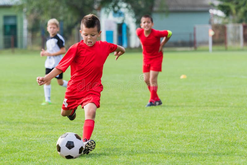 Het schoppen van de jongen voetbalbal royalty-vrije stock afbeeldingen Het schoppen van de jongen voetbalbal royalty-vrije stock afbeeldingen
