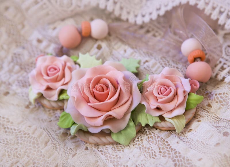 Het schot van de manierstudio van een bloemen roze die halsband (juwelen worden gemaakt van royalty-vrije stock foto's Het schot van de manierstudio van een bloemen roze die halsband (juwelen worden gemaakt van royalty-vrije stock foto's