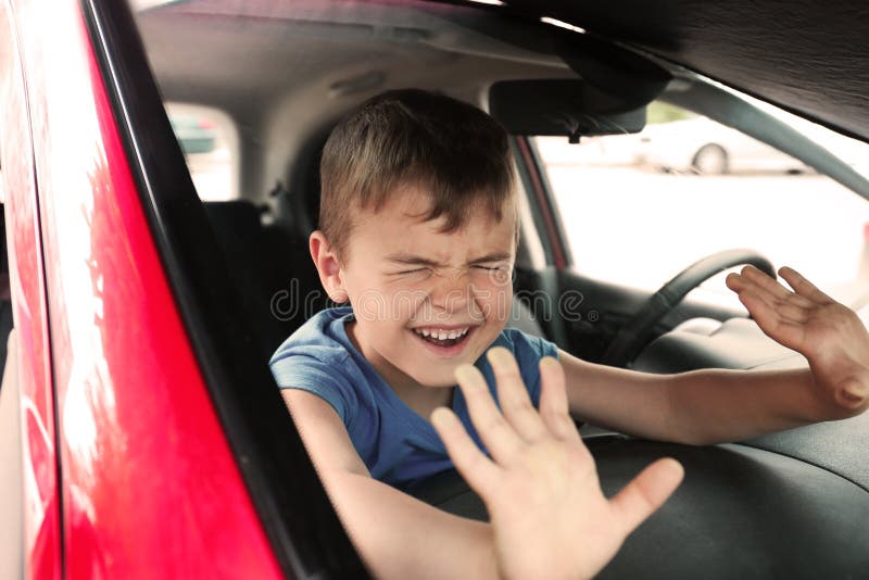 Het schreeuwen van weinig jongen gesloten binnenauto
