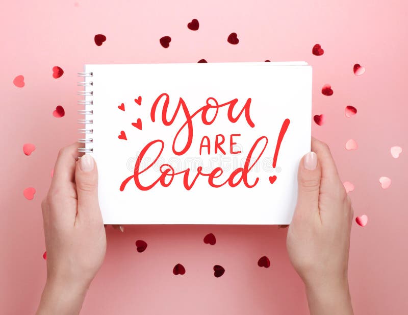 Het schrijven op notitieboekje U wordt gehouden van Het van letters voorzien, Kalligrafie royalty-vrije stock foto Het schrijven op notitieboekje U wordt gehouden van Het van letters voorzien, Kalligrafie royalty-vrije stock foto