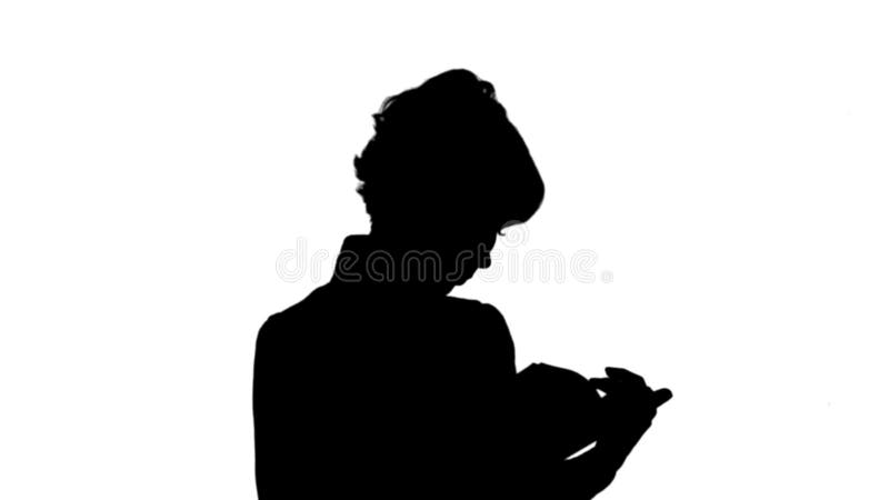 Het silhouet concentreerde de jonge bedrijfsvrouwenholding en van de lezing steen van het boekspoor stock illustratie Het silhouet concentreerde de jonge bedrijfsvrouwenholding en van de lezing steen van het boekspoor stock illustratie