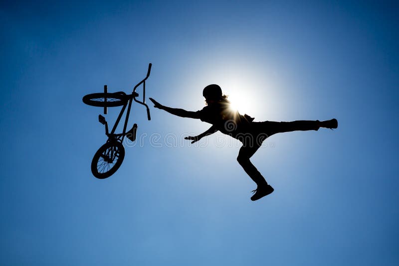 Het silhouet van de fietssprong stock fotografie Het silhouet van de fietssprong stock fotografie