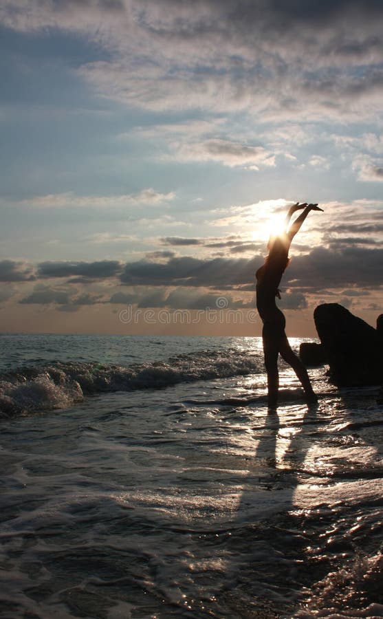 Vrouwensilhouet bij zee stock afbeelding