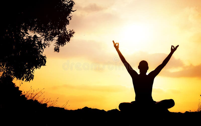 Het silhouet van de yogameditatie stock foto Het silhouet van de yogameditatie stock foto
