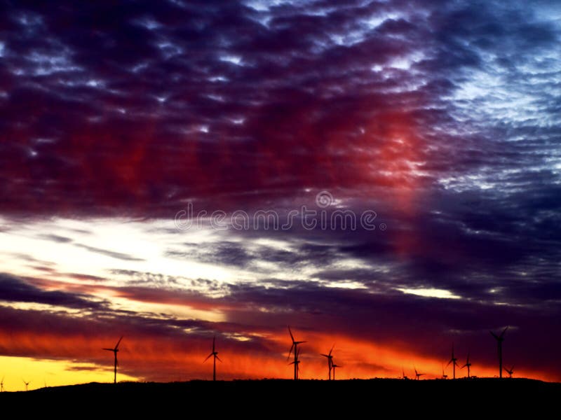 Het silhouet van Eolictorens in een multicolored zonsopganghemel royalty-vrije stock fotografie Het silhouet van Eolictorens in een multicolored zonsopganghemel royalty-vrije stock fotografie