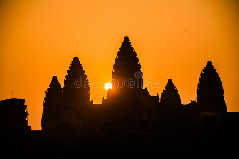 Het silhouetzonsopgang van Angkorwat. Godsdienst, Traditie, Cultuur. Kambodja. royalty-vrije stock foto Het silhouetzonsopgang van Angkorwat. Godsdienst, Traditie, Cultuur. Kambodja. royalty-vrije stock foto