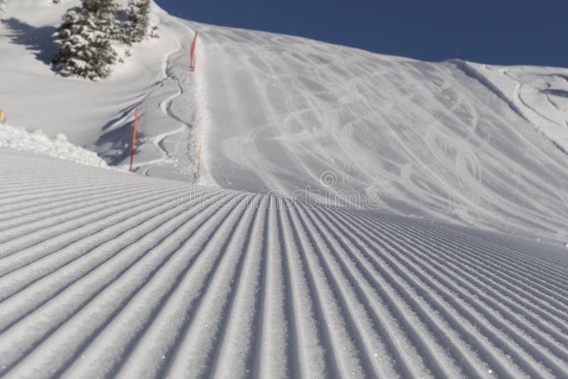 Het ski?en achtergrond - verse sneeuw op skihelling royalty-vrije stock afbeelding Het ski?en achtergrond - verse sneeuw op skihelling royalty-vrije stock afbeelding