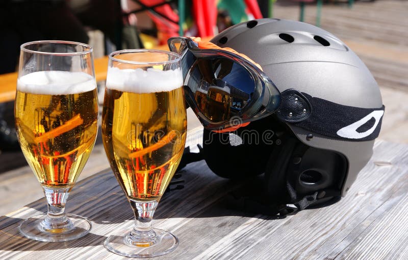Het ski?en toevlucht. Glazen van bier en een skihelm.